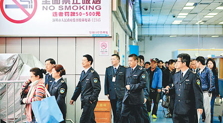 執法人員在深圳皇崗口岸的禁煙區域巡查。（中新社圖片）