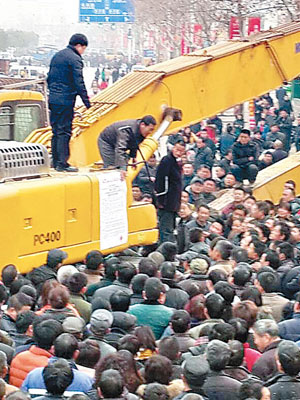 有村民爬上工程車阻撓施工。（互聯網圖片）