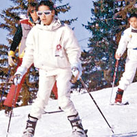 薩哈爾與哈拉年輕時於法國阿爾卑斯山滑雪。（互聯網圖片）