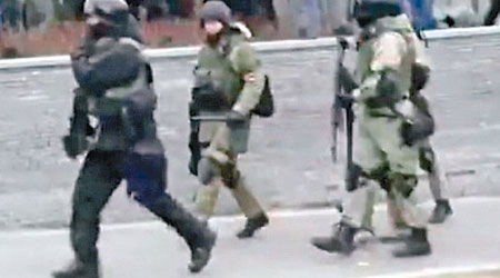 網上片段顯示，頓涅茨克市出現疑似來自美國的僱傭兵。（互聯網圖片）