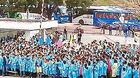 千名穿着藍色工衣的員工在IBM深圳工廠門口抗議。（互聯網圖片）