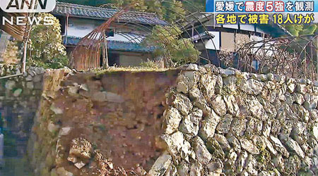 愛媛縣一間民居外有泥石滑落。（互聯網圖片）