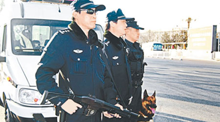 北京警方實行廿四小時持槍巡邏。（互聯網圖片）