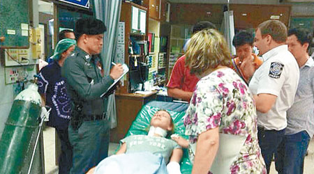 警員向躺在醫院床上的斯特里熱斯問話。（互聯網圖片）