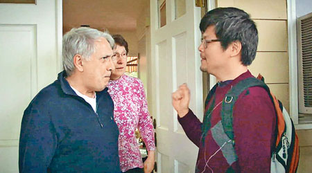 郭兆林（右）拜訪林德伊教授（左），通知他的理論獲得證實。（互聯網圖片）