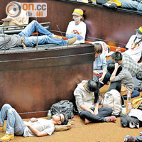 佔領立法院的學生在地上休息。（本報台北傳真）