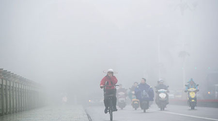 廣西南寧亦被濃霧籠罩，能見度極低。（中新社圖片）