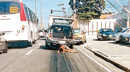 費雷拉跌出車外後慘遭拖行至死。（互聯網圖片）