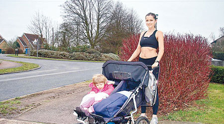 格拉佐娃邊推嬰兒車邊跑步。（互聯網圖片）