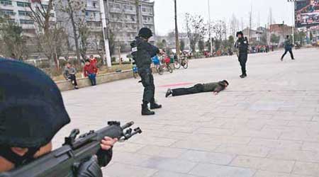 警員在演練中模擬擊斃鬧事暴徒。（互聯網圖片）