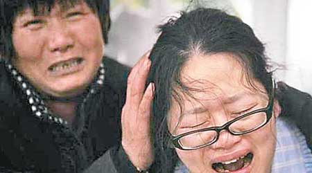死亡男嬰母親哀傷痛哭。（互聯網圖片）