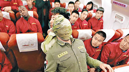 教官示範以衣服作攻擊武器，從後方蒙着危險人物的頭部。（互聯網圖片）