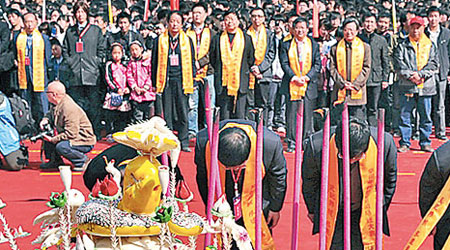 內地很多官員迷信風水，不時會求神問卜。（互聯網圖片）