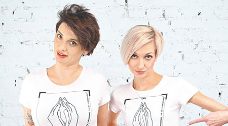 兩名女子穿上印有「性杯葛」運動標誌的T恤。（互聯網圖片）