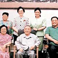 鄧小平夫婦與五名子女合照。（互聯網圖片）
