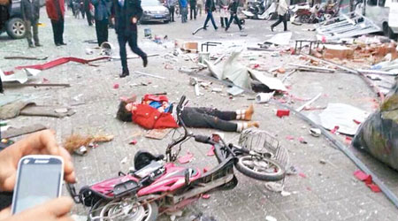 有傷者被炸飛躺於馬路上。（互聯網圖片）