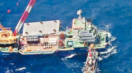 沖之鳥礁塌橋，日本派船到場救援。（互聯網圖片）