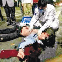 醫護人員在場救治傷者。（互聯網圖片）