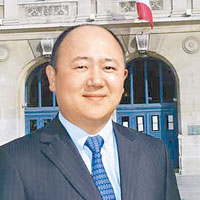 陳文雄成為巴黎首位華人議員。（互聯網圖片）