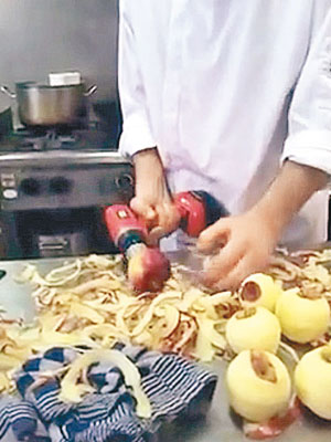 廚師利用電鑽，不消一會便削好滿桌蘋果。（互聯網圖片）