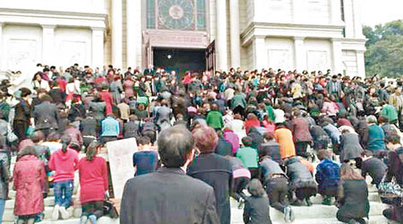 大批信徒跪在教堂外，抗議當局強拆。（互聯網圖片）