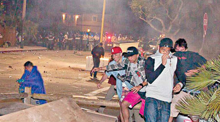 警方施放催淚氣體驅散民眾。（互聯網圖片）