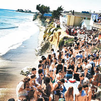 近日海灘狂歡派對吸引大批學生參與。（互聯網圖片）