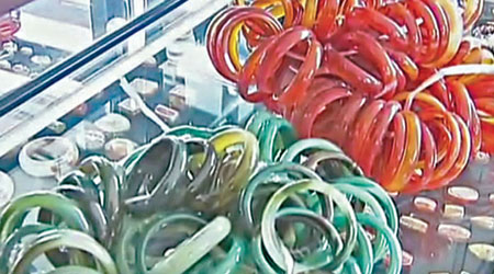 加工成品<br>有商戶稱市面上九成五的瑪瑙手鐲均經過染色。