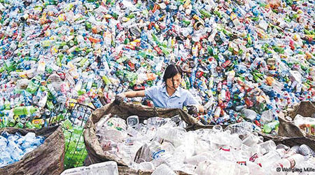 內地不少拾荒者每日活於垃圾堆中。（互聯網圖片）