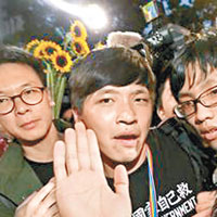 林飛帆（左二）與陳為廷（右二）步出議場時，被大批媒體包圍。（互聯網圖片）