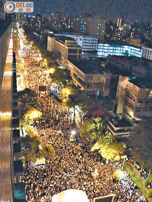立法院外的濟南路，深夜仍聚集了七千多民衆。（李文正攝）