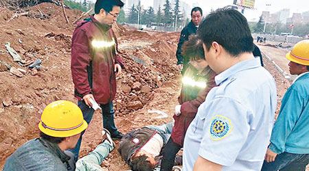 險遭活埋的民工躺在溝渠旁。（互聯網圖片）