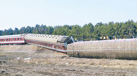 列車運行期間突然發生出軌事故，造成十五名旅客受傷。（中新社圖片）