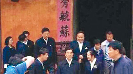 胡錦濤（前排右三）日前到訪胡耀邦故居。（互聯網圖片）