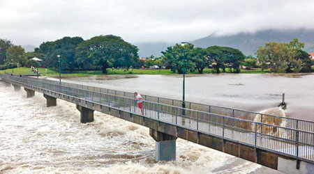 伊塔吹襲期間，昆士蘭湯斯維爾一條河流水位急升。（互聯網圖片）
