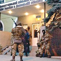 身穿迷彩服的槍手強闖克拉馬托爾斯克市一間警署。（互聯網圖片）