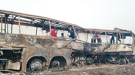 肇事巴士被燒成廢鐵。