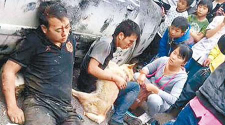兩名偷狗賊被村民要求抱狗屍示眾。（互聯網圖片）
