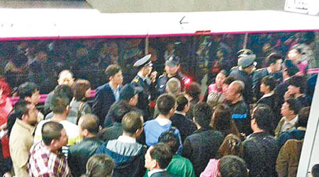 大批受驚乘客擠擁下車，滯留月台。（互聯網圖片）
