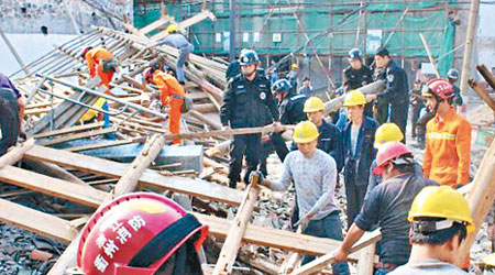 工人與消防合力清理倒塌樓房瓦礫。（互聯網圖片）