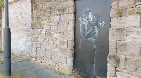 民眾在布里斯托爾一條街道的牆壁發現Banksy畫作。（互聯網圖片）
