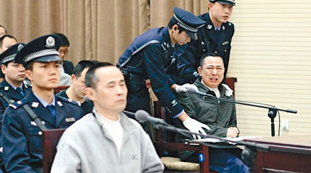 劉維（前）出庭作證，令劉漢情緒失控，須由庭警按肩制服。（互聯網圖片）