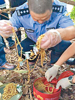 警方在林姓劫匪家附近一棵龍眼樹下挖出金飾。（互聯網圖片）
