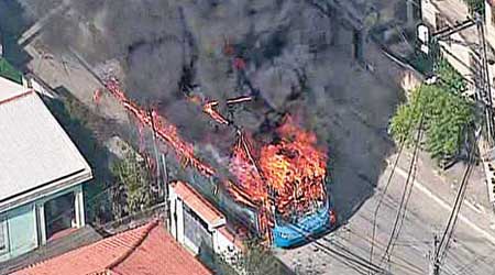 示威者焚燒車輛堵塞街道。（互聯網圖片）