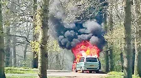 克萊門茨駕駛的汽車冒煙起火。（互聯網圖片）