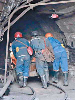 紅土田煤礦爆炸後，當局派員到場救援。（中新社圖片）