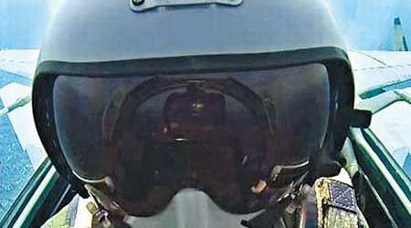 圖為片段中殲15訓練時，飛行員在機艙內的情況。（互聯網圖片）