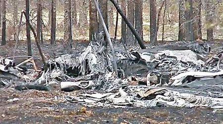 小型飛機失事後被燒成一堆廢鐵。（互聯網圖片）