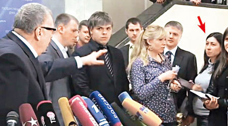 日里諾夫斯基怒斥懷孕女記者杜博維茨卡雅（箭嘴）。（互聯網圖片）