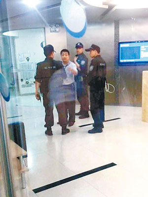 警員昨到深圳快播總部調查。（互聯網圖片）